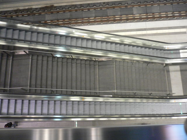 rolltreppe abwrts treppe rolltreppe berlin hbf 