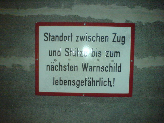 lebensgefahr schild ubahn berlin lebensgefahr 