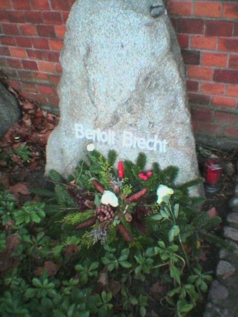 Zu Bertolt Brecht sein Grab hin andacht 