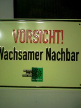 blockwart polizei schild warnung nachbarn vorsicht 