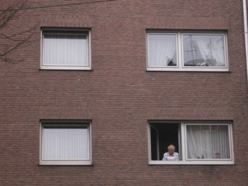 ahle frau fenster haus oma fassade 