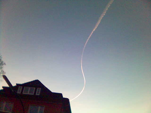 Trunkenheit am Steuerknppel kondensstreifen kurve wolke haus himmel laterne flugzeug 