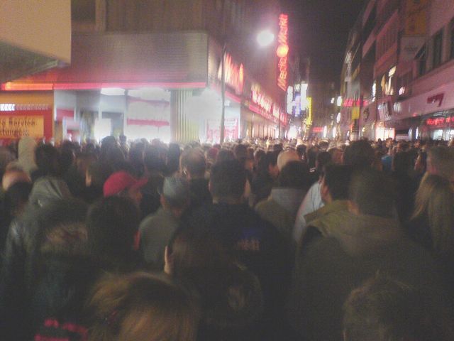 Mediamarkt 0.01 uhr bei WOW-Addon sonderverkaufsaktion . bc burning crusade mediamarkt nachtverkauf sausausau verarschung wow bl�d 