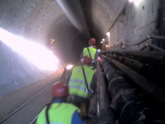 gesicherter besuchertrupp im magen eines raketenwurms tunnelbaustelle nordsdbahn 