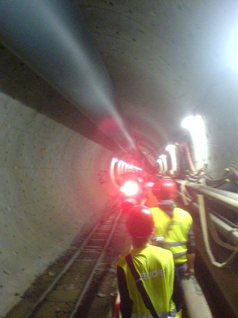 long train running f�hrung baustelle kvb rot tunnel helm ampel 