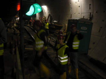 gigantische besucherritze tunnelbaustelle nordsdbahn 