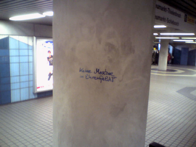 keine moschee in ehrenfeld! friesenplazt politik edding s�ule islamstaat vollidiot 