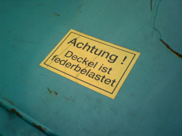 von wegen federleicht last feder schild warnung container 