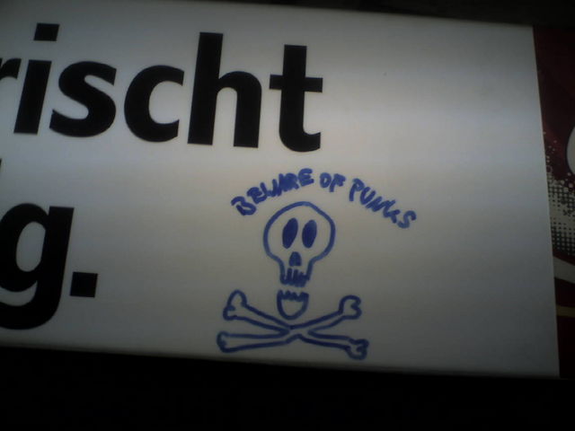 BEWARE OF PUNKS!!!!!!!!1 kiosk edding punks totenkopf schild 