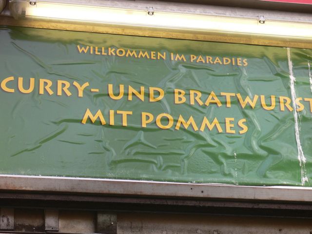 paradies auf erden bratwurst paradies currywurst schild werbung willkommen pommes 