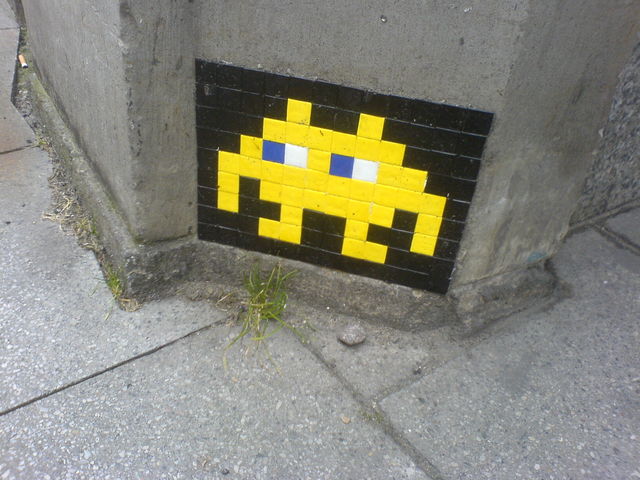 Der Plant was! invaders k�ln retro space streetart pixel 