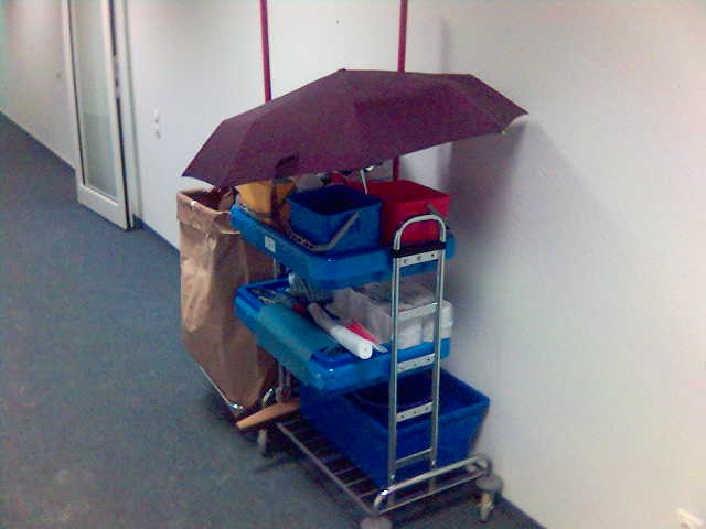 Putzfrauenmobil. putzfrauenwagen b�ro regenschirm 