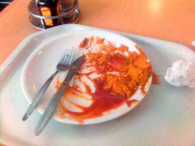 Curryunfall. curry kantine b�ro essen unfall wurst pommes 