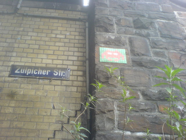 der hier plant auch was! invaders k�ln retro space streetart pixel 