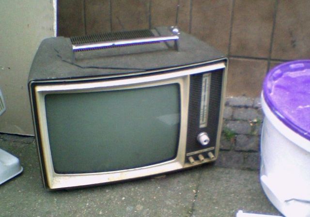 schwarzwei� antik sperrm�ll technik fernseher 