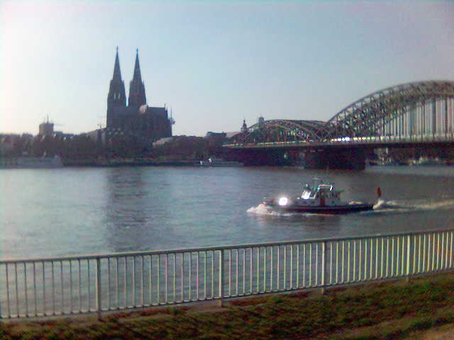 Einsam im Fr�hling. dom fr�hling polizei rhein boot 