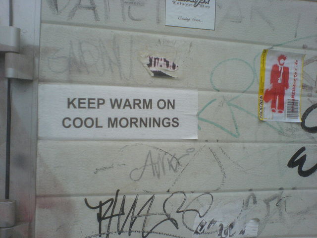 keep warm! schild streetart 