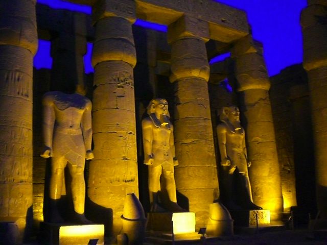 w�chter der nacht luxor tempel statue �gypten 