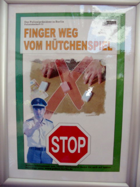 Nie wieder Htchenspiel... htchenspiel polizei schild warnung stop berlin 