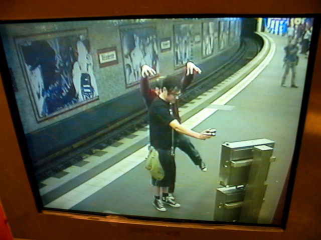 Bild in Bild. sarlac ubahn haltestelle bildschirm berlin knuddel 