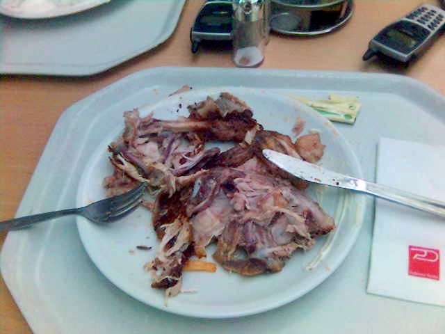 Vogelrest. halbesh�hnchen b�ro knochen kantine glibber 