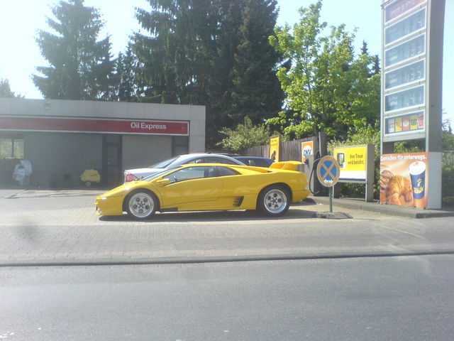 gelb lamborghini auto gelb tankstelle schnell 