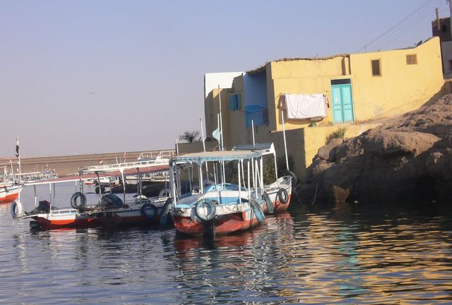 haus in gelb haus schiffe ägypten nil 