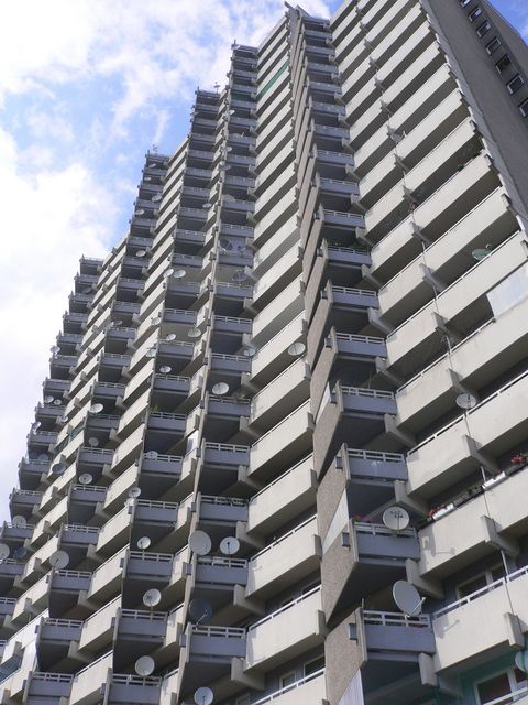 klischee in echt balkons satellitensch�sseln hochhaus chorweiler 