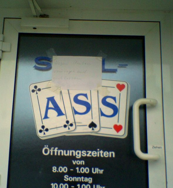 ein loch von spielhalle as spielhalle arsch t�r gesch�ft kerpen 