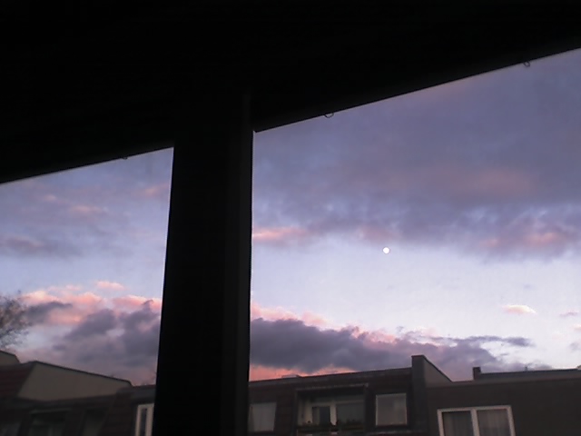 Eindr�cke schlafzimmerfenster mai berlin mond neuk�lln 