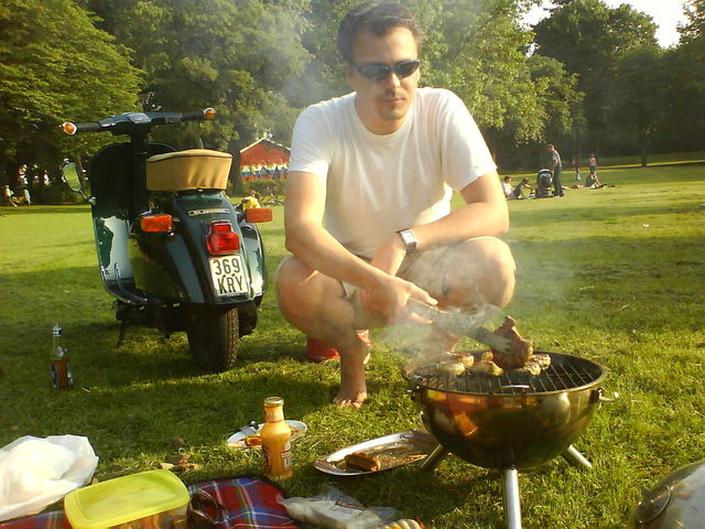 grillen im park grill grillen park pnzli sommer volksgarten vespa roller 