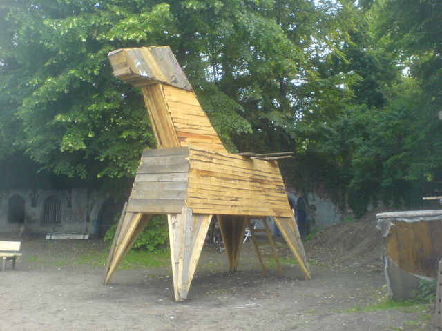 die griechen kommen! bauspielplatz friedenspark griechen trojanischespferd 