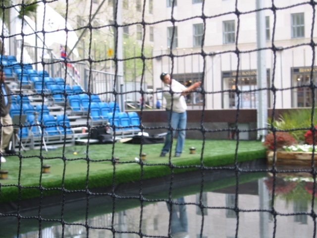 golfen vor dem rockefeller  rockefeller_center amerika usa ny new_york 