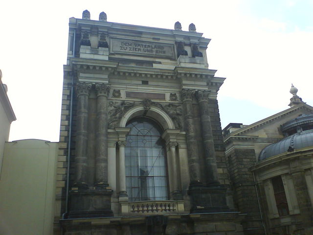 Kunstakademie oder sowas... ehr vaterland zier dresden 