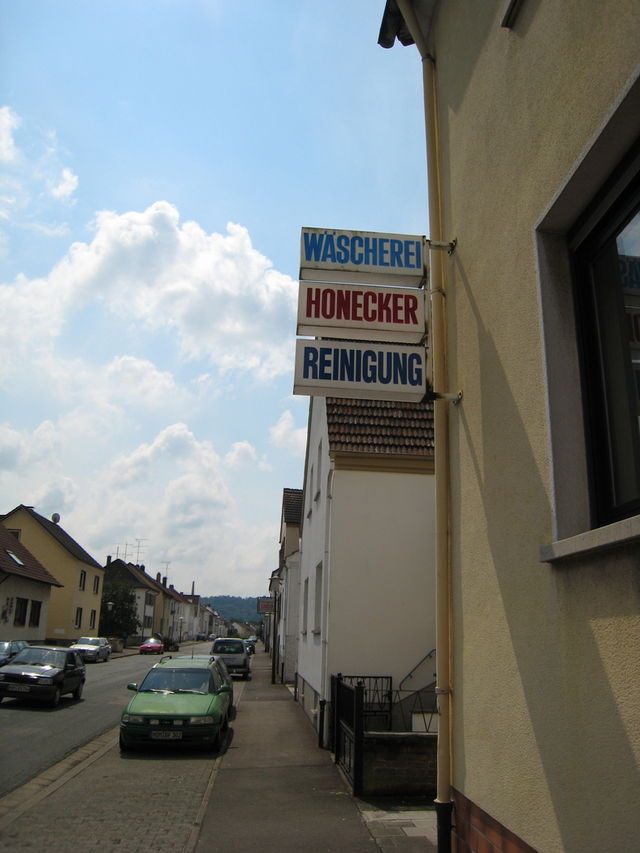 Mit weier Weste ins Saarland abgesetzt. homburg honecker saarland schild 