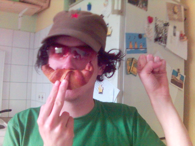KOMMUNISTISCHE CROISSANTS croissant kommunist m�tze sonnenbrille 