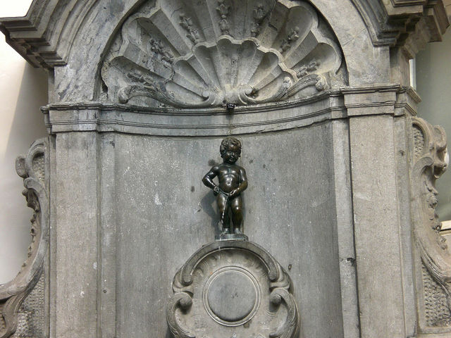 m�nneken pis m�nnekenpis statue pissen br�ssel 