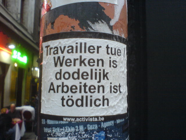 warnhinweis 2 arbeiten rauchen streetart warnung br�ssel 