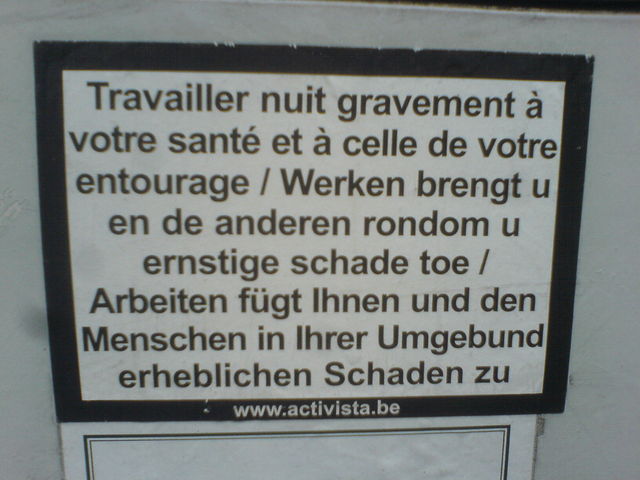 warnhinweis 3 arbeiten rauchen streetart warnung br�ssel 