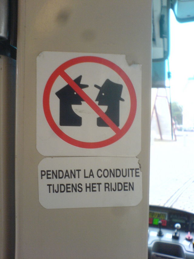 nicht mit dem fahrer sprechen tram schild brssel 