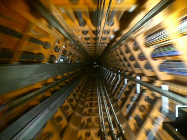 zeitmaschine? lift zeitmaschine aufzug fahrstuhl tunnel br�ssel atomium 