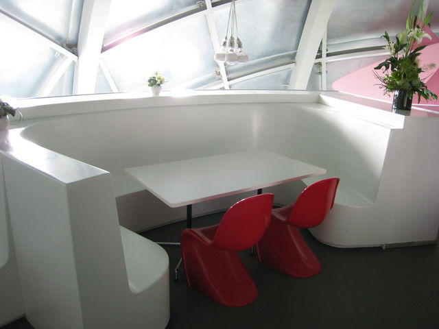 So sah die Zukunft aus. futuristisch restaurant br�ssel atomium 