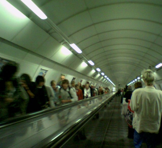 flieband rolltreppe menschenmassen prag metro 