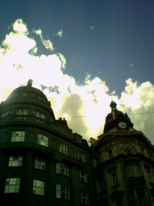 heiter und bewlkt wolken huser prag 