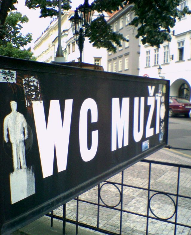 mu(d)schi-klo klo m�nner toilette prag 