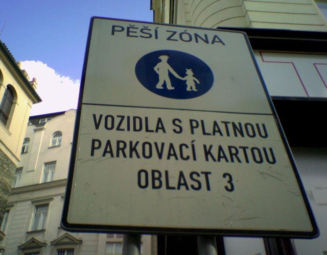 m�dchen fu�g�nger fu�g�ngerzone m�dchen schild prag 