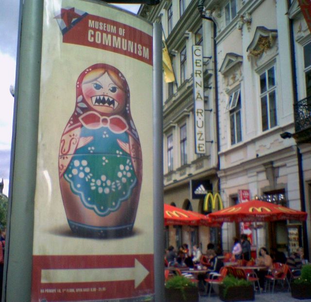 kommunistenbiss babuschka kommunismus schild werbung museum puppe prag 