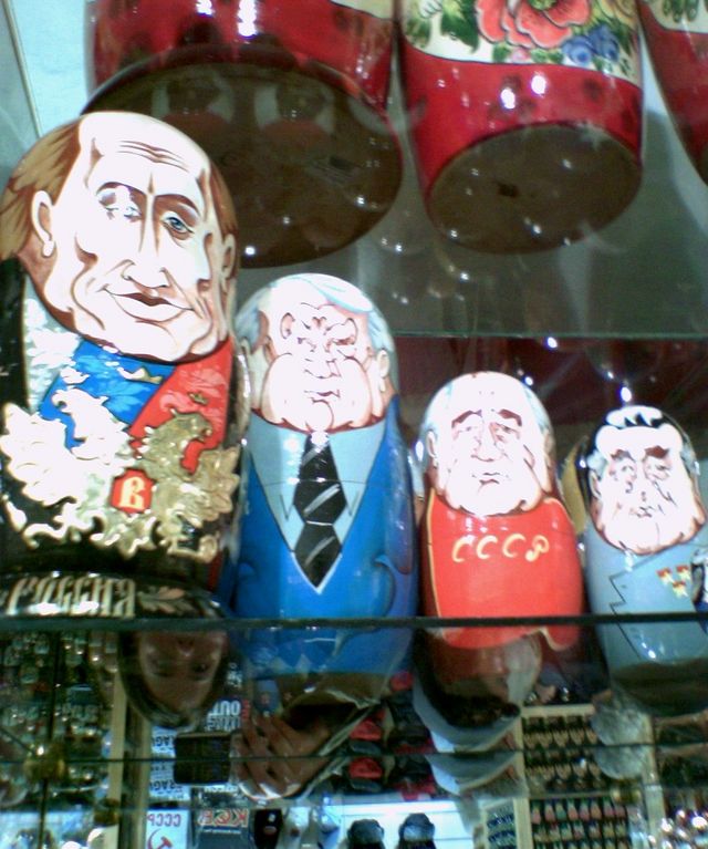 puppentheater politik souvenirs puppen schaufenster politiker russen prag babuschka 