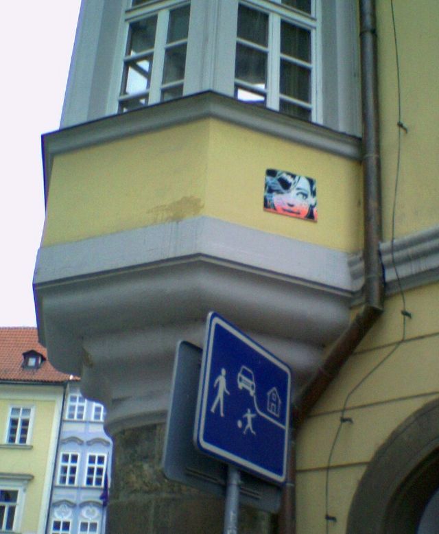 ausnahmeerscheinung verkehrsschild schild streetart fuball fassade prag 