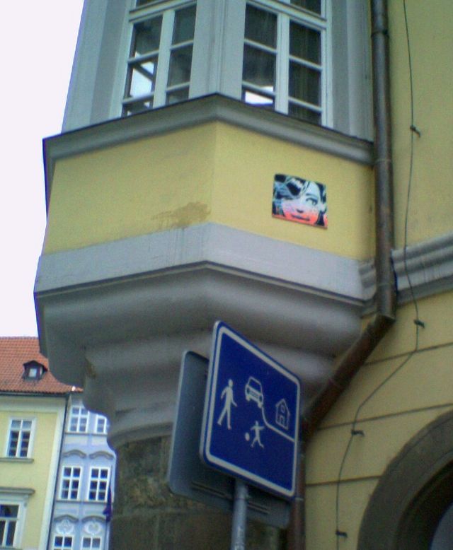 ausnahmeerscheinung verkehrsschild schild streetart fu�ball fassade prag 